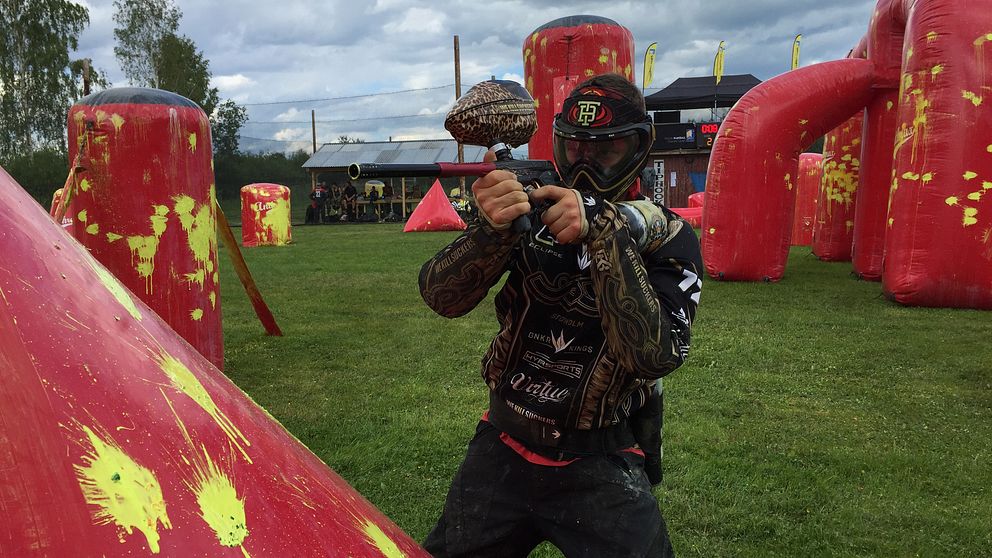 Paintballspelare i banan