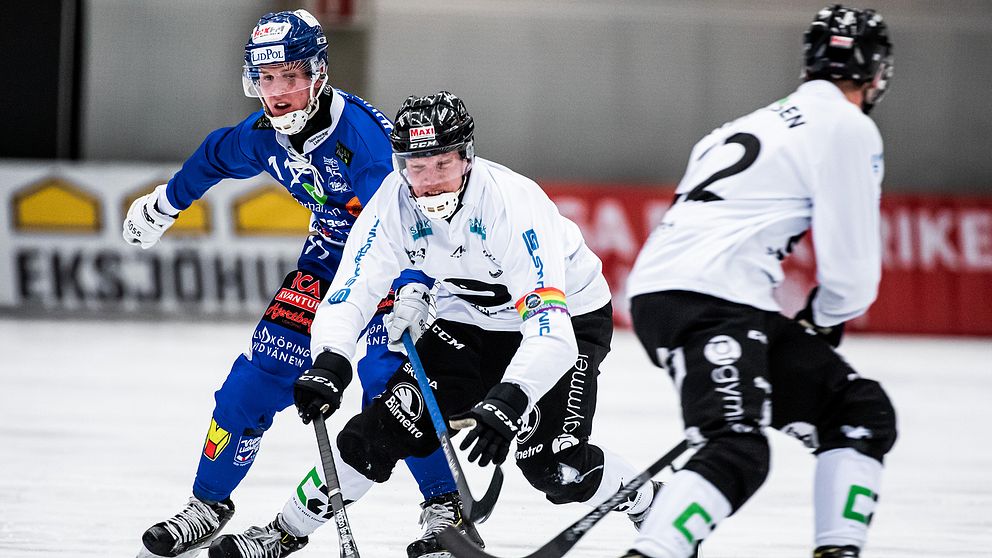 Villa Lidköpings Albin Thomsen och Sandvikens Daniel Berlin under den första semifinalen.