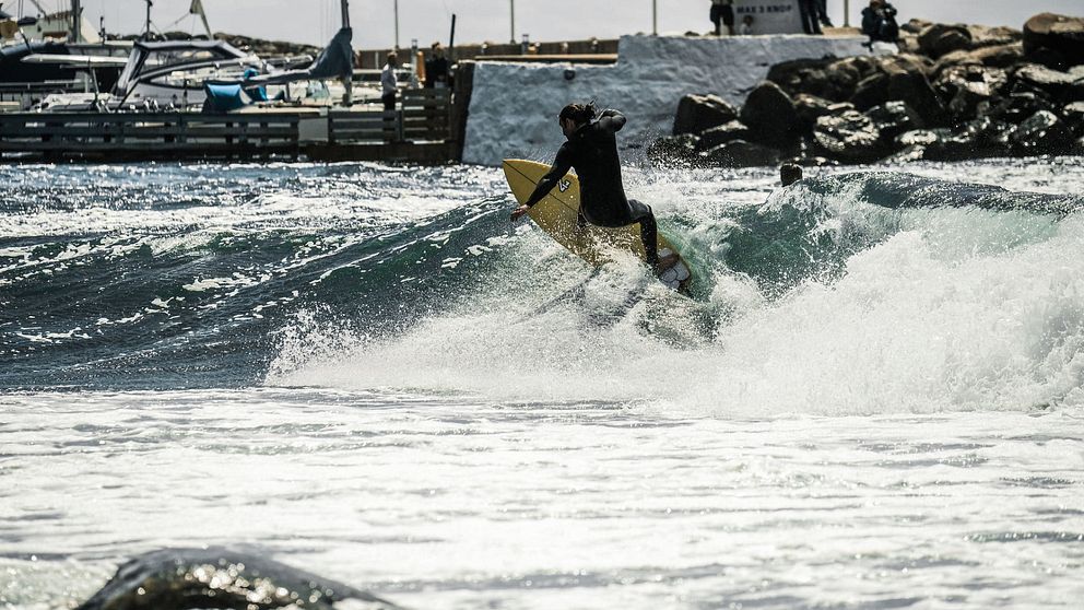 En man surfar på vågen i Mölle