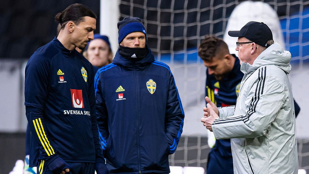 Zlatan Ibrahimovic och Marcus Berg lyssnar till förbundskapten Janne Andersson.