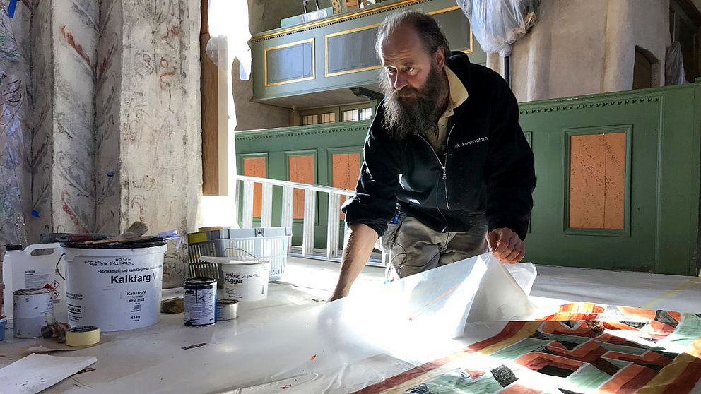Gabor Pasztor, diplomerad målerikonservator, har lyckats återskapa målning i Glanshammars kyrka från 1100-talet.