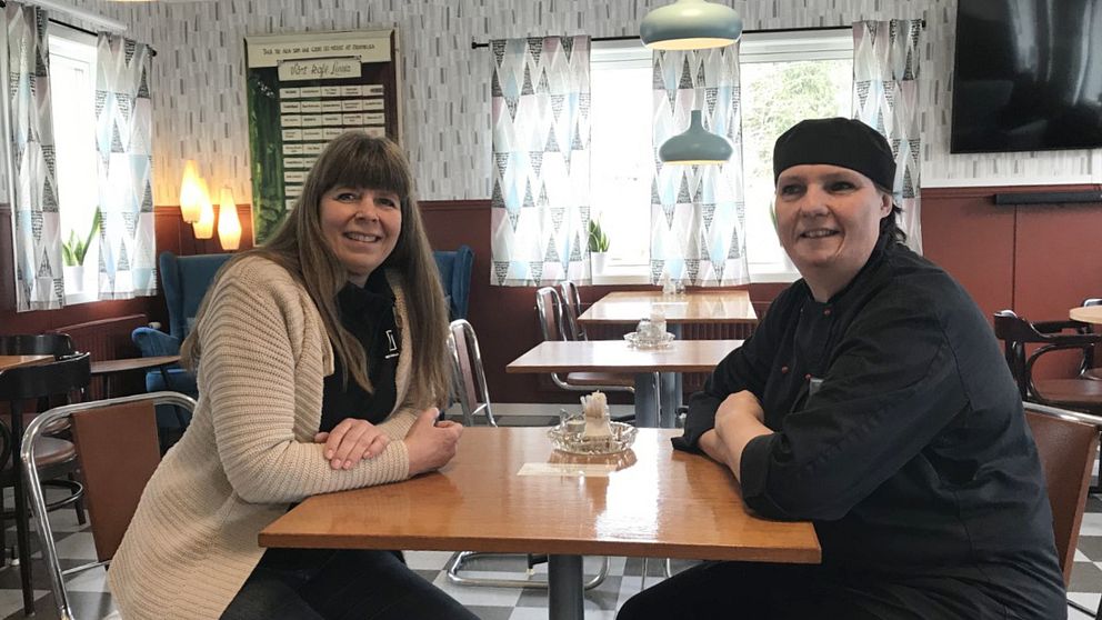 Mette Adolfsson och Britt Klingberg sitter vid ett bord på ett 50-talscafé i Häradsbäck.