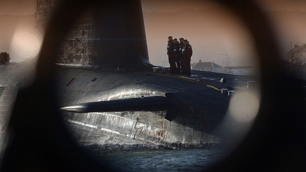 Den kärnvapenbärande brittiska ubåten HMS Victorious anlöper marinbasen i Devonport.