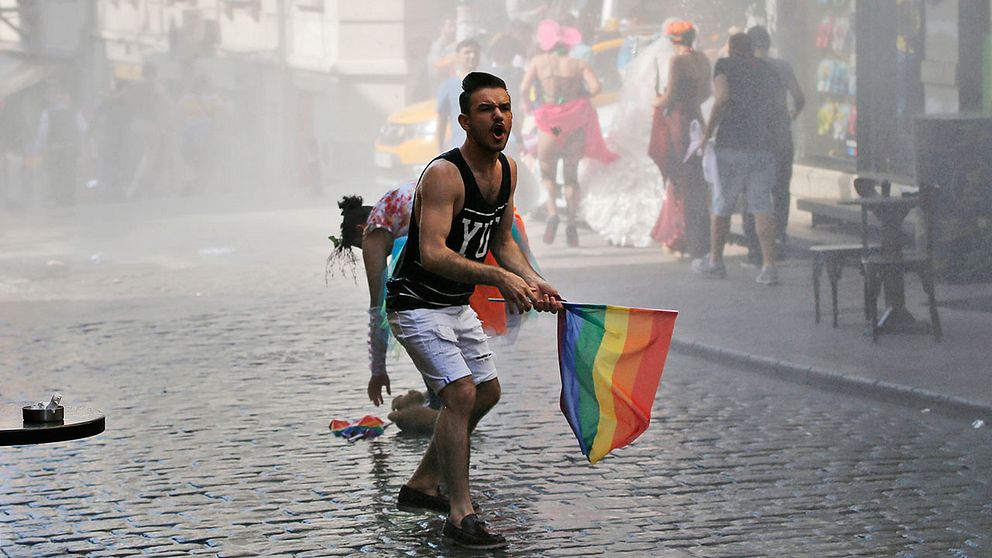 Deltagare i Istanbuls prideparad strax efter att polisen beskjuitit paraden med vattenkanoner.