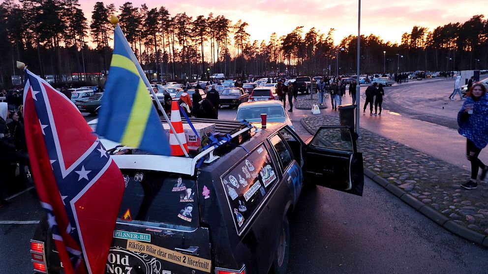 Polisen gör uppskattningen att omkring 600 fordon var på plats under den spontana bilträffen under lördagen, som främst ägde rum vid arenaområdet i Lidköping.