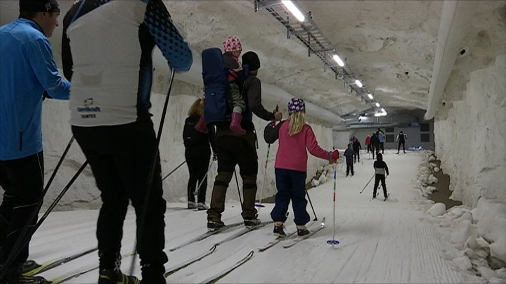 Flera personer åker skidor i skidtunneln i Gällö.