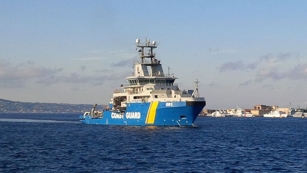 Svenska fartyget Poseidon anlöper hamnen i Messina, Italien.