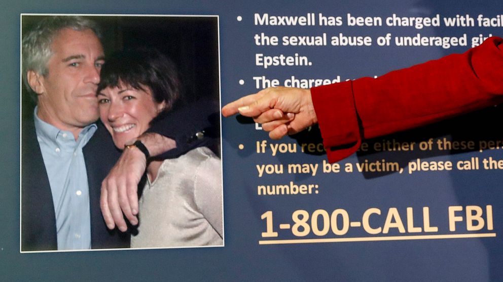 Bild från en presskonferens med åkalagre Audrey Strauss i samband med att Ghislaine Maxwell greps i juli 2020. På fotot syns Jeffrey Epstein tillsammans med Maxwell.