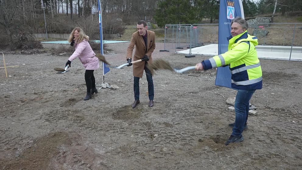 Politiker och byggentreprenör tar första spadtaget till nya Fredriksbergsbadet på Råby i Västerås.