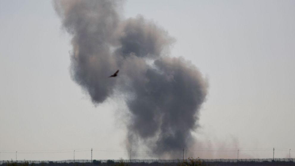 Rök stiger mot himlen efter en flygattack i Sinai, där islamistiska terrorister utförde en rad attacker under onsdagen.