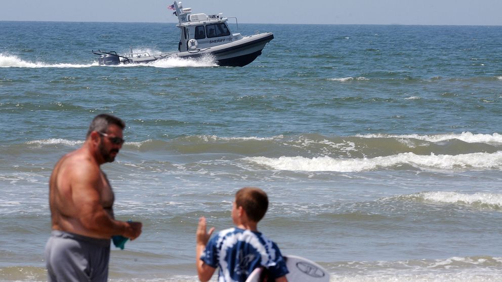 En 70-årig man fick flera allvarliga bett i en hajattack i havet utanför North Carolina i USA.