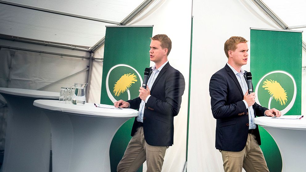 Miljöpartiets språkrör Gustav Fridolin på pressträffen.