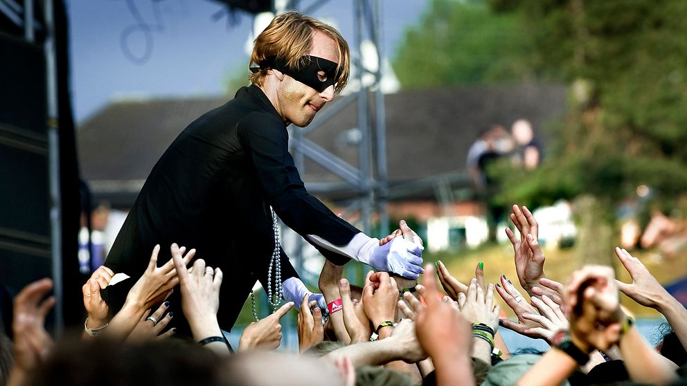 Poprockarna Bob Hund under en spelning på Arvikafestivalen.