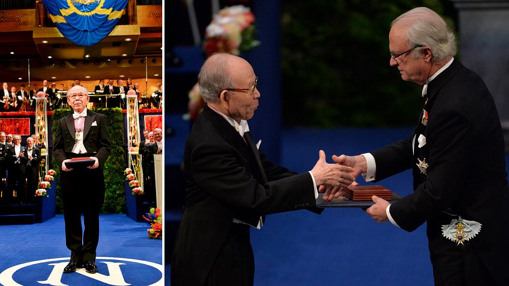 Bilden visar när ​Isamu Akasaki tar emot Nobelpriset i fysik från kung Carl XVI Gustaf under ceremonin 2014.