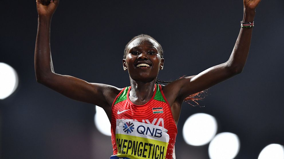Kenyas Ruth Chepngetich satte världsrekord i halvmaraton.