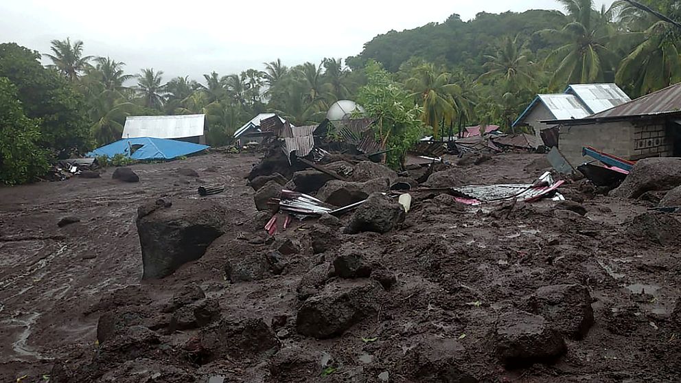 Byn Lamanele i östra Flores drabbades av översvämningen.