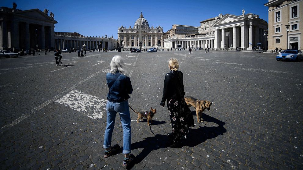 Petersplatsen i Vatikanen på påskdagen.