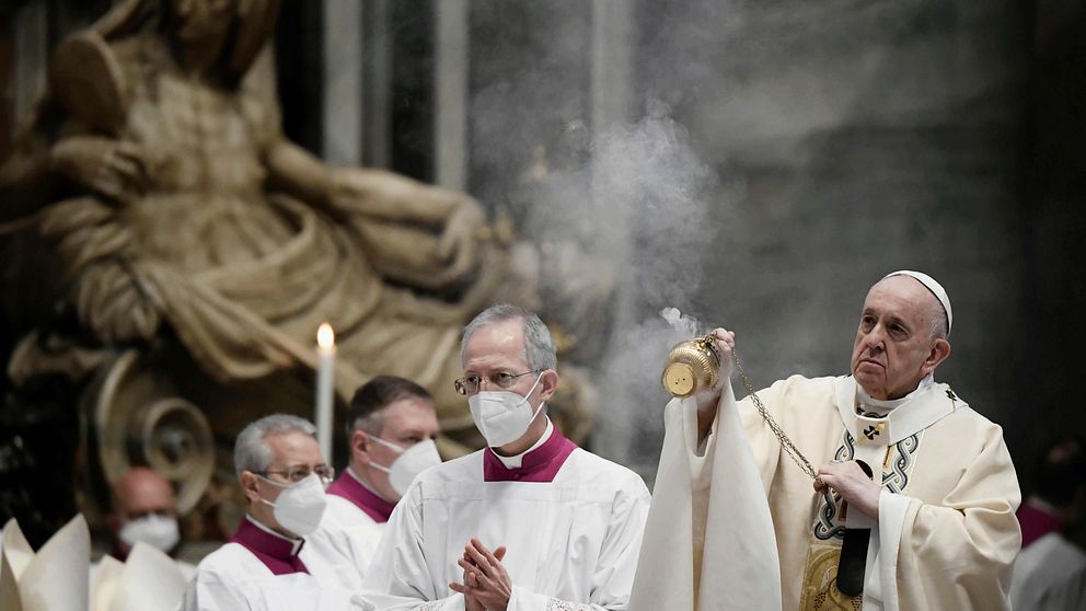 Påven Franciskus har mässa på påskdagen i Peterskyrkan i Vatikanstaten.