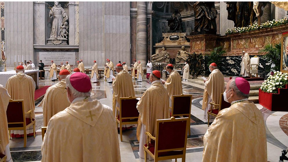 Mässa i Peterskyrkan i Rom på påskdagen.