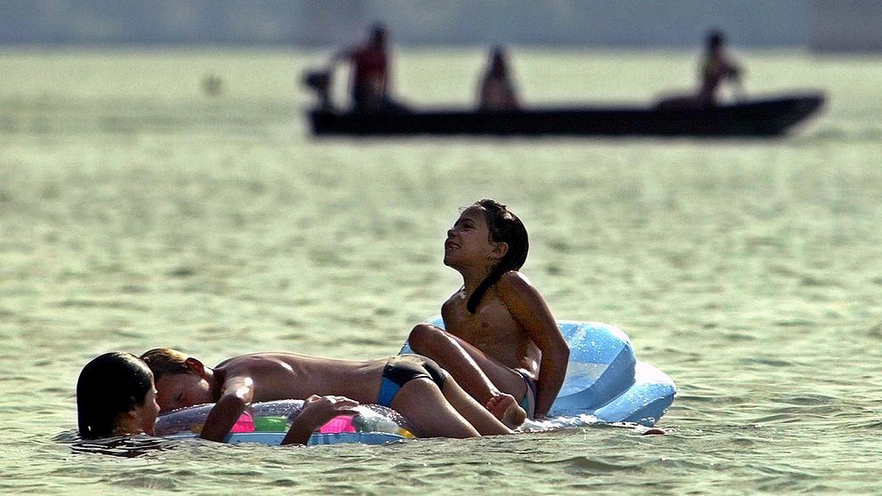 I södra Europa har det varit hett under flera dagar. Här badar barn i floden Sava i Belgrad.
