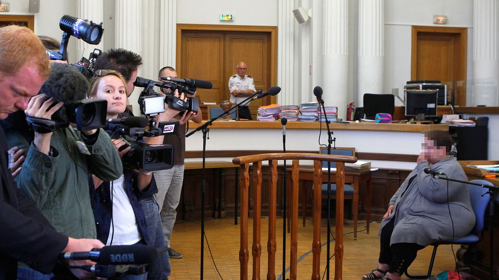 Den dömda kvinnan sitter ner i rättsalen i norra Frankrike.