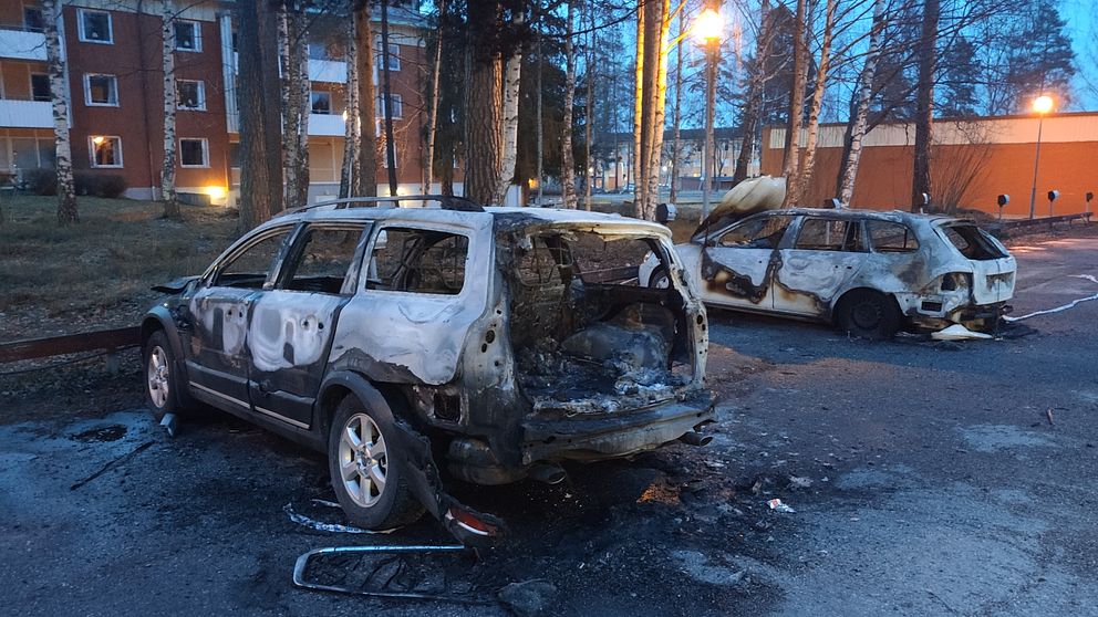 två brända bilar parkerade i Sandviken