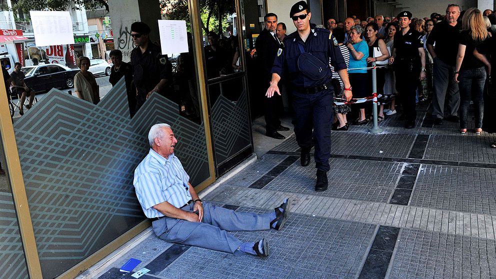 Bilden av den gråtande mannen utanför en bank i Thessaloniki blev en symbol för den grekiska skuldkrisen. – Jag står inte ut med att se mitt land i en sån här situation, berättar 77-årige Giorgos Chatzifotiadis för nyhetsbyrån AFP.