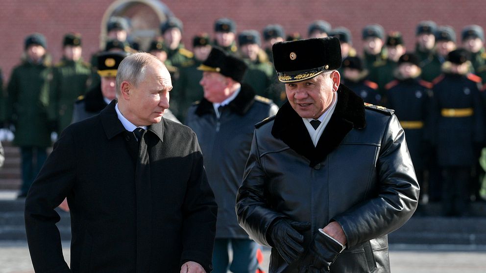Rysslands president Vladimir Putin (vänster) och försvarsminister Sergej Shoigu (höger).