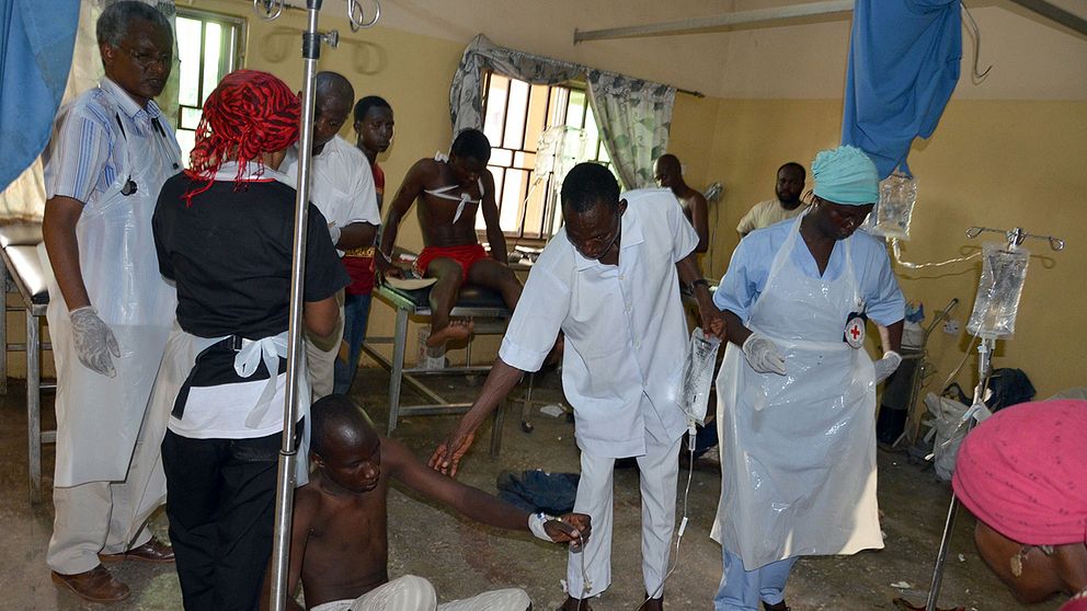 En skadad man får vård för de skador han ådrog sig när en flicka sprängde sig till döds vid en busstation i Maiduguri i juni.