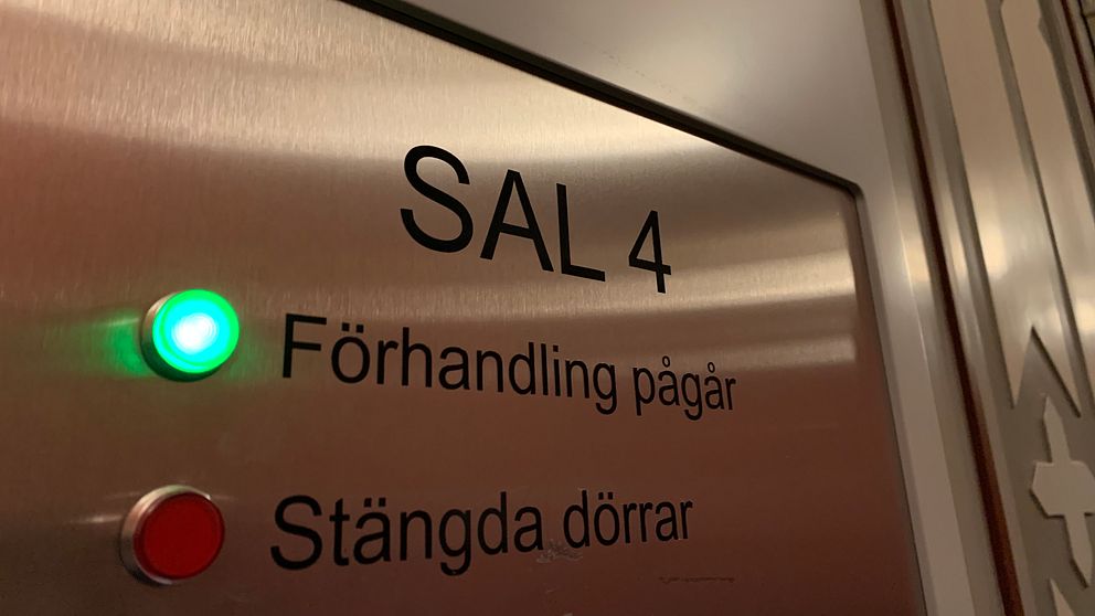 Den fjärde dagen i rättegången gällande grovt mutbrott i samband med upphandlingen av Vårdexpressen i Region Skåne hölls i sal 4 vid Malmö tingsrätt.