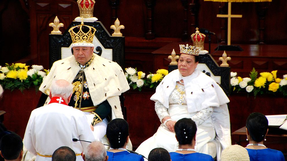 Tupou VI kröntes på lördagen till kung i Tonga. På bilden syns den australiske prästen D'Arcy Wood inför kungen och drottning Nanasipau'u i en kyrka i huvudstaden Nuku'alofa.