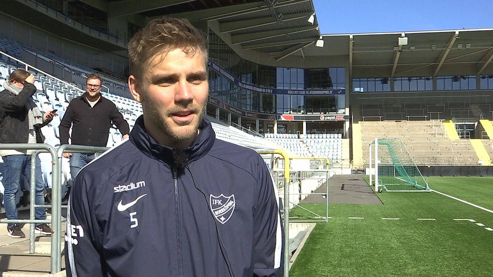 Christoffer ”Totte” Nyman, anfallare i IFK Norrköping, framför läktare