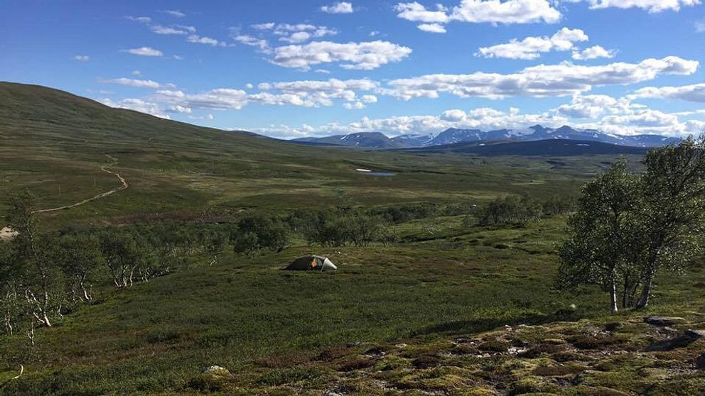 tält med sylmassivet i bakgrunden