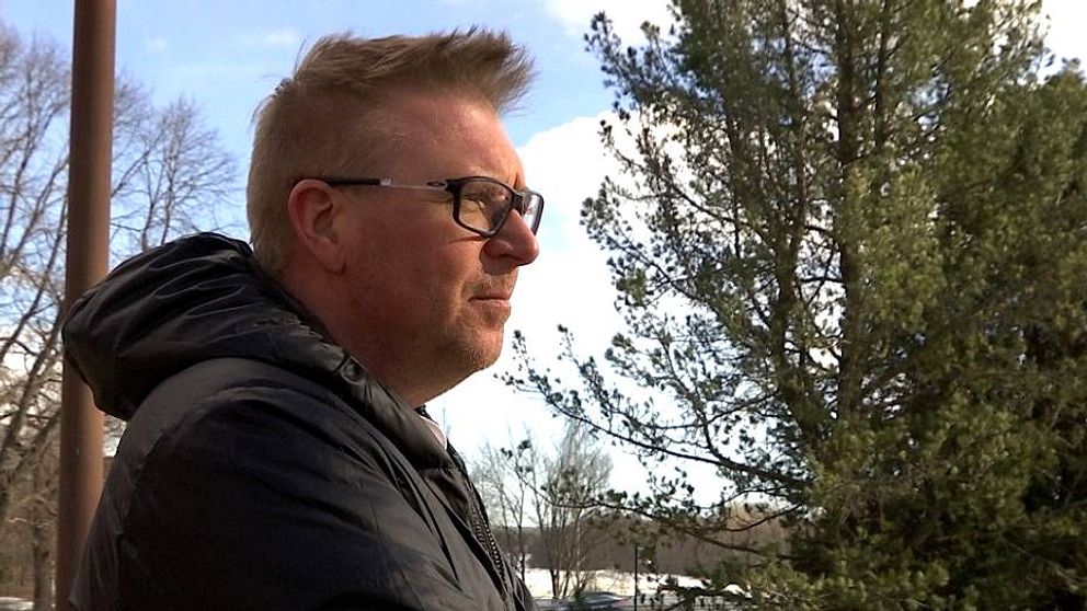Michael Elfström – en man med glasögon och jacka ses i profil utomhus