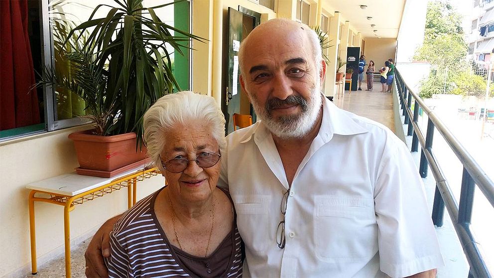 86-åriga Eirini Chatzigeorgou har tillsammans med sin svåger Panagiotis Chatziyannakis tagit sig till vallokalen för att rösta nej.
