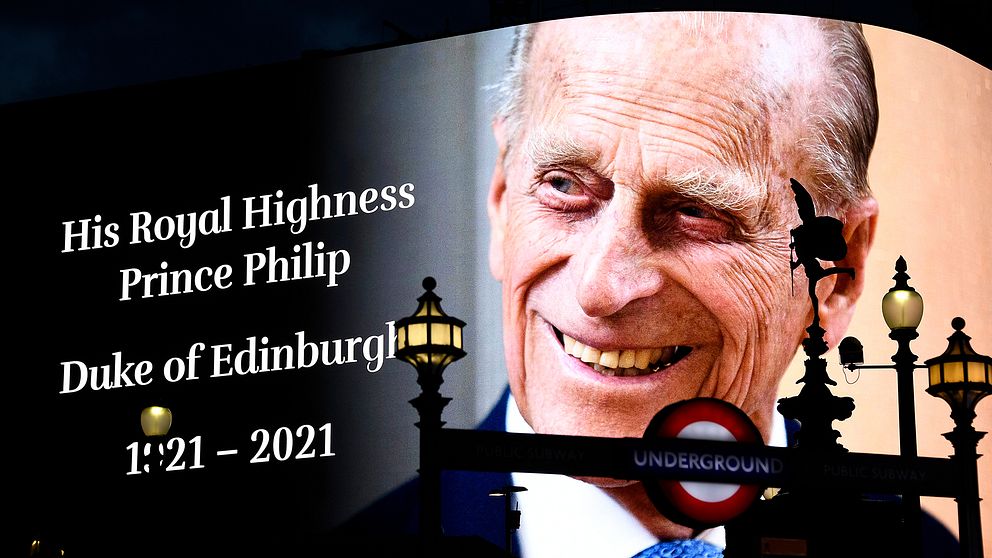 Prins Philips bild på storskärm vid Picadilly Circus i London, under hans dödsdag 9 april.
