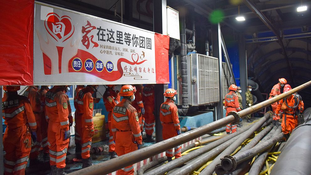 Räddningsarbetare vid ingången till den översvämmade kolgruvan i regionen Xinjiang, nordvästra Kina. 11 april 2021.