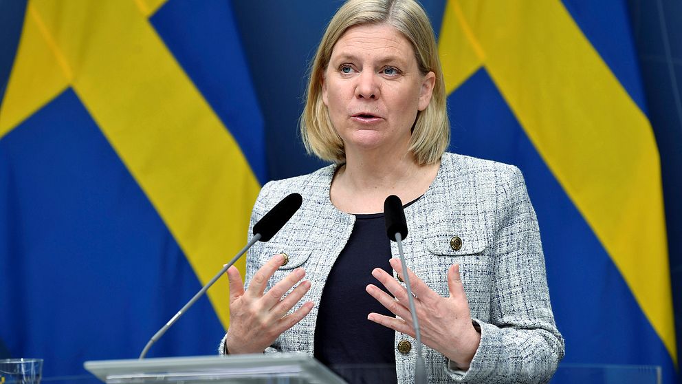Finansministern Magdalena Andersson pratar vid en presskonferens