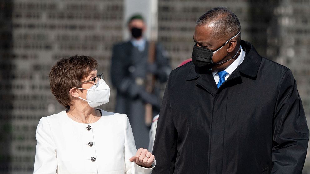 Tysklands försvarsminister Annegret Kramp-Karrenbauer och USA:s försvarsminister Lloyd Austin i Berlin.