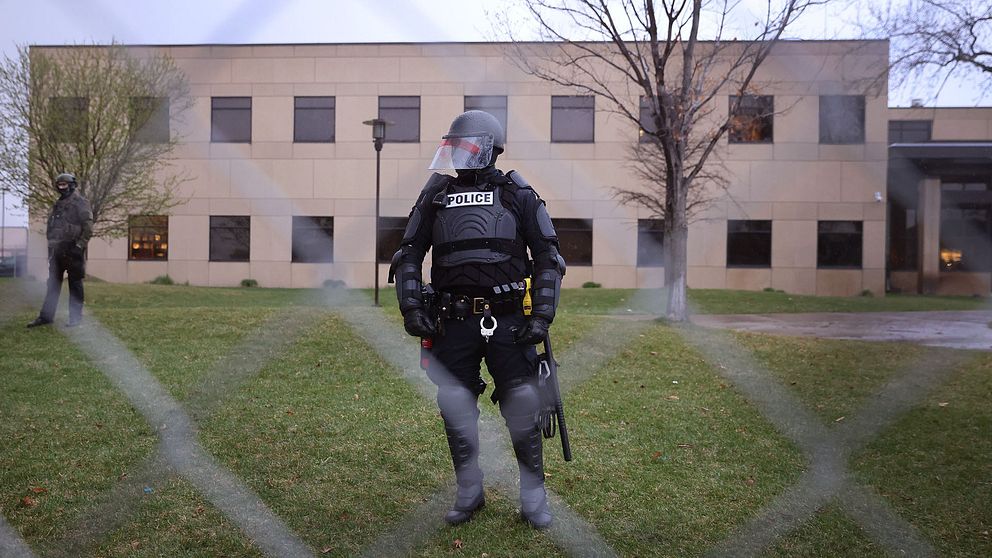 polis vid polisstationen i Brooklyn center, Minnesota.