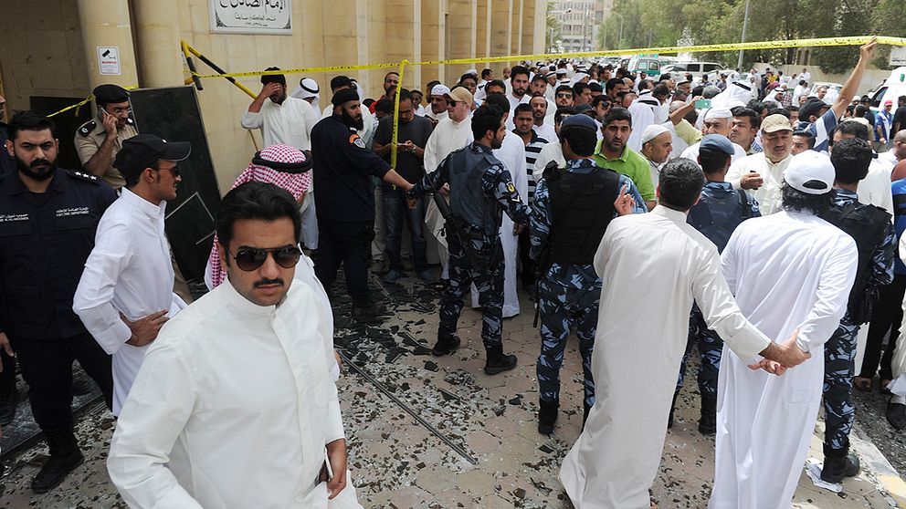 Folksamling vid moskén efter attentatet