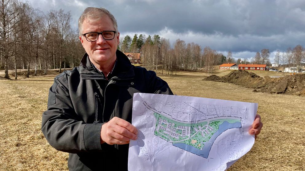 Håkan Laack, VD Torsby Bostäder visar planen för området Björken.