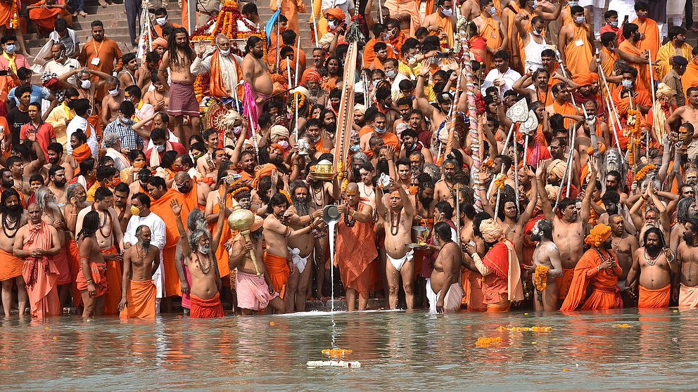 Människor som badar i floden Ganges.