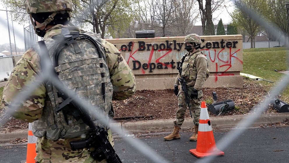 På bild soldater ur USA:s nationalgarde på plats vid polistationen i Minneapolisförorten Brooklyn Center.