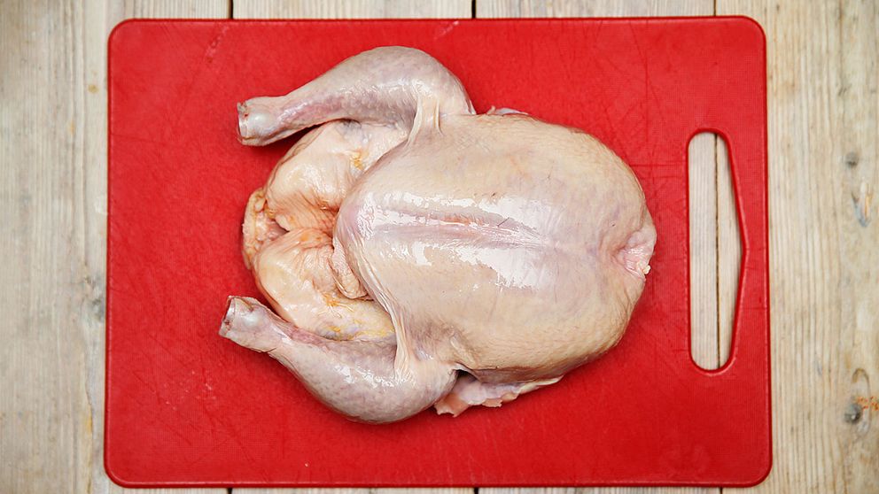 kyckling på skärbräda