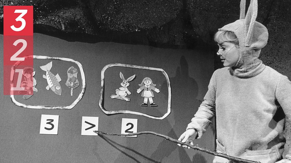 Skådespelaren Britta Pettersson utklädd till hare pekar på en flanellograf.