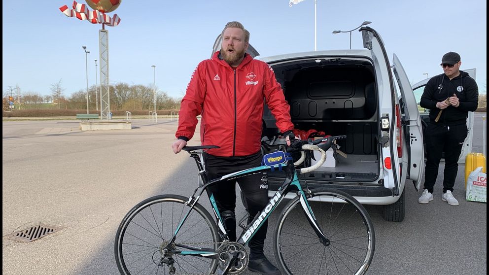 En fotbollssupporter ska cykla 37 mil efter att ha förlorat ett vad