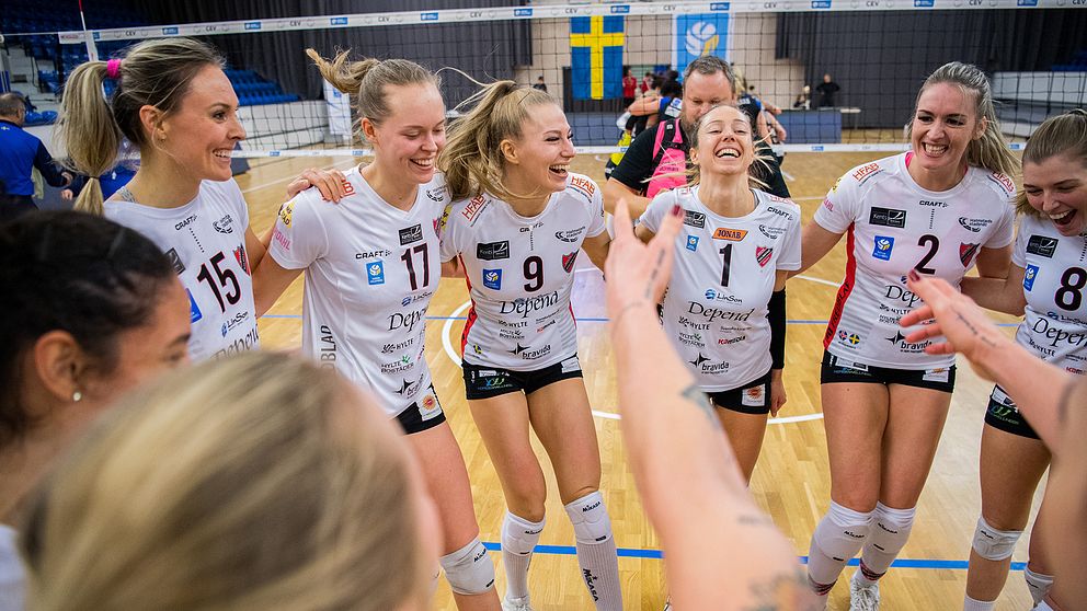 Hylte/Halmstads spelare jublar efter finalen i Grand Prix i volleyboll mellan Hylte/Halmstad och Engelholm den 24 januari 2021. Arkivbild.