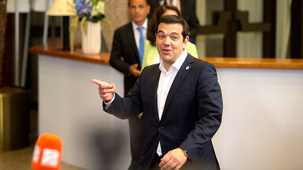 Den grekiske premiärministern Alexis Tsipras i samband med att han i går lämnade krismötet med eurozonens ledare. I dag ska han möta Europaparlamentets ledamöter.