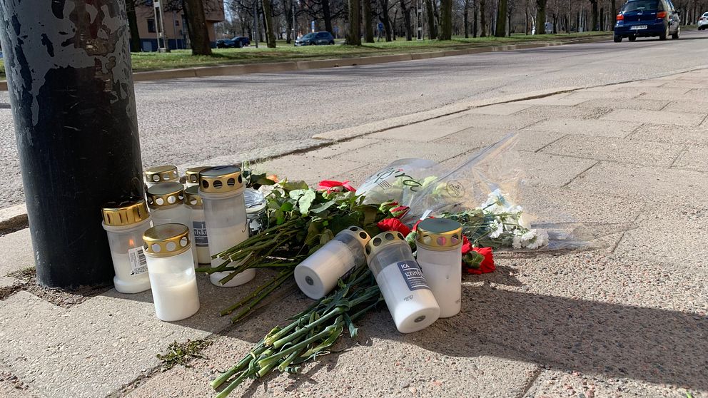 blommor gravljus övergångsställe dödsolycka trafikolycka elsparkcykel och lastbil Norra Promenaden Norr tull Norrköping